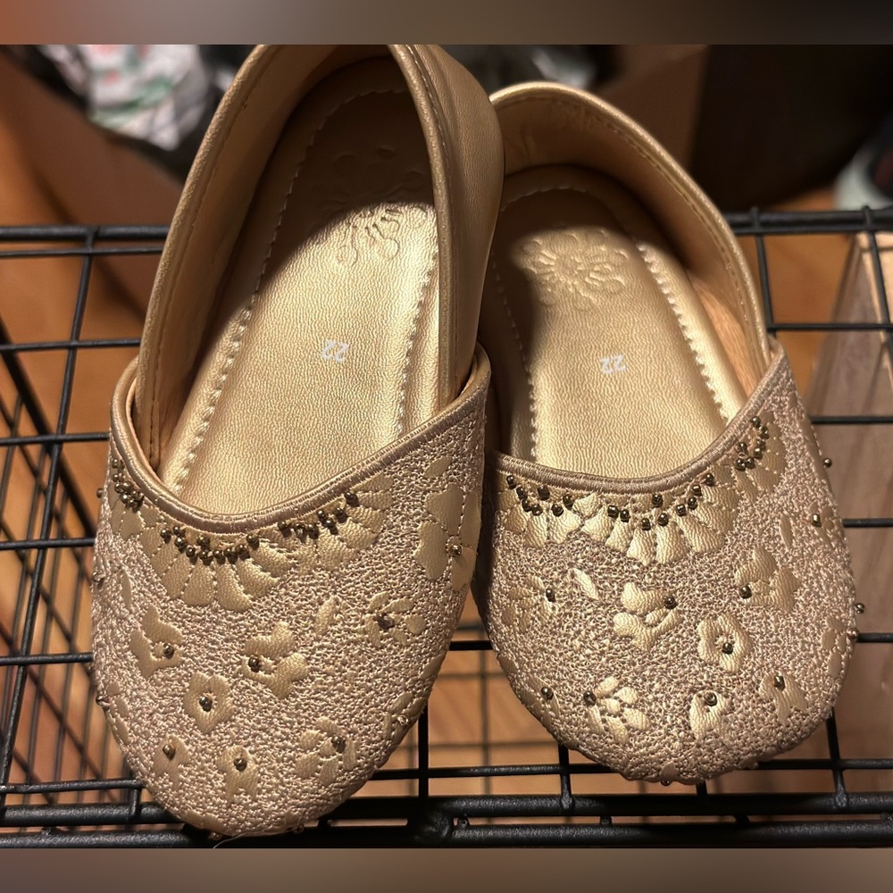 Size 6 (22 European) children’s gold flats